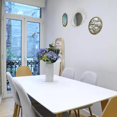 Cozy And Centric By Cisan Apartment